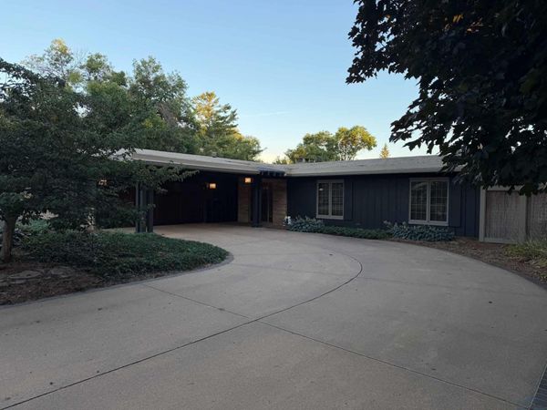 216 2nd St SE, Orange City, IA 51041