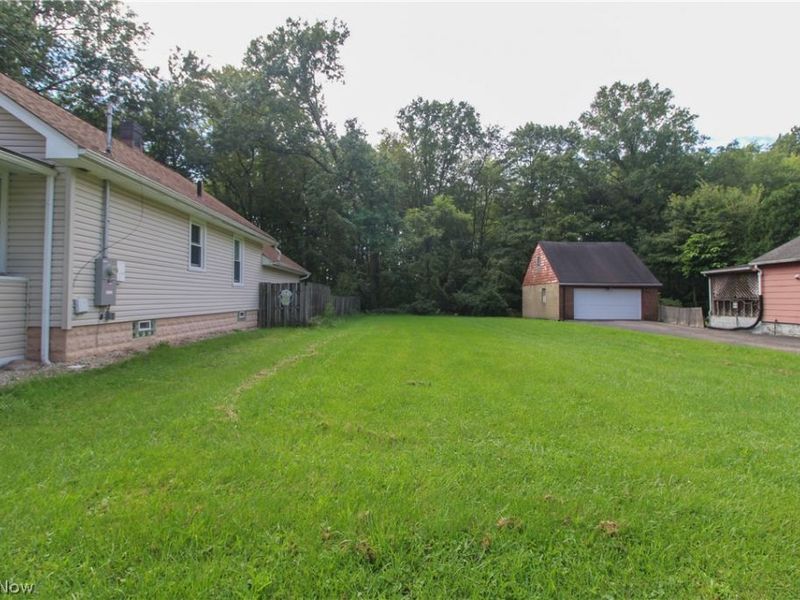 1069 Raymond Street NW, Warren, OH 44485 Photo 2