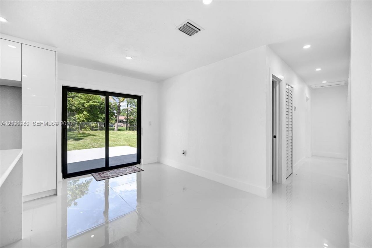 51 NW 161st St , Miami, FL 33169 Photo