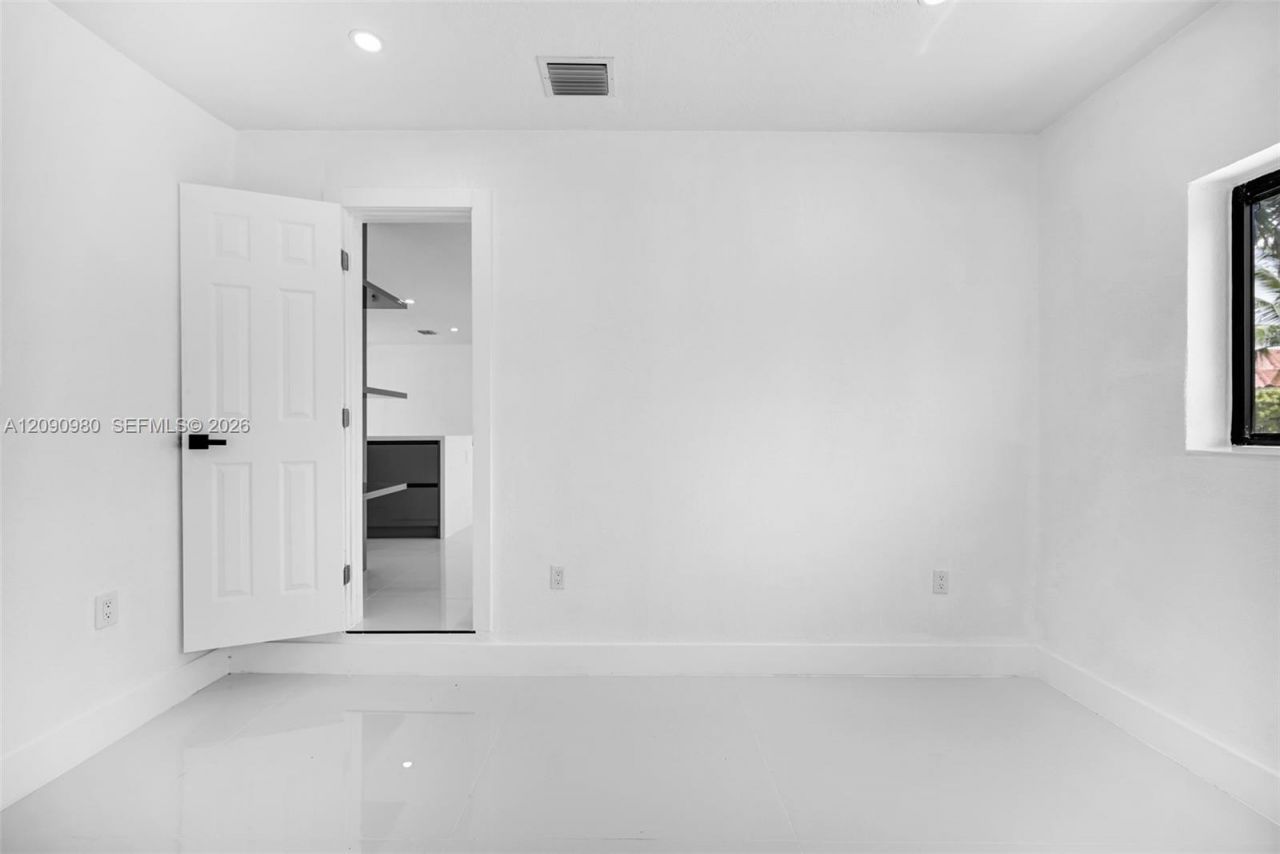 51 NW 161st St , Miami, FL 33169 Photo