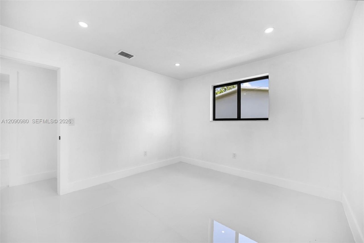 51 NW 161st St , Miami, FL 33169 Photo