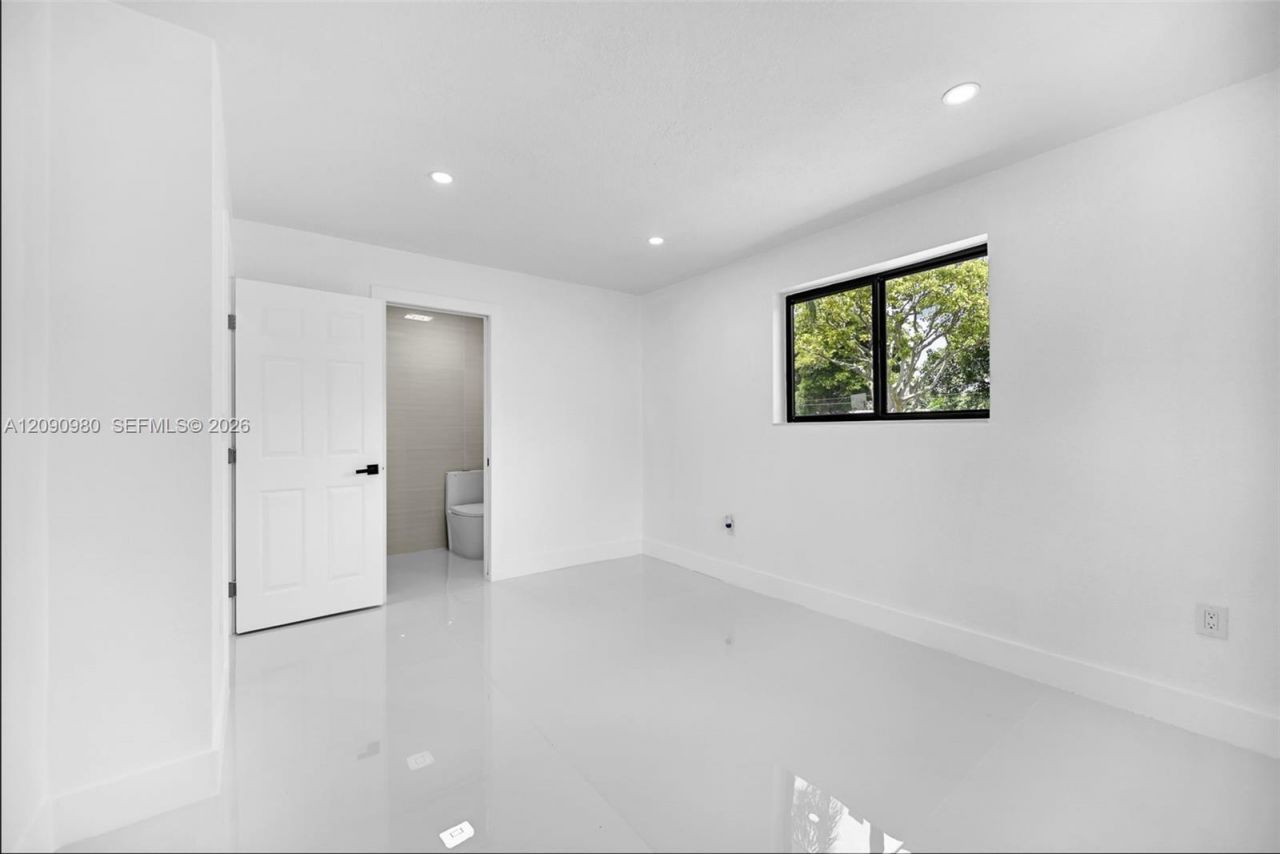 51 NW 161st St , Miami, FL 33169 Photo