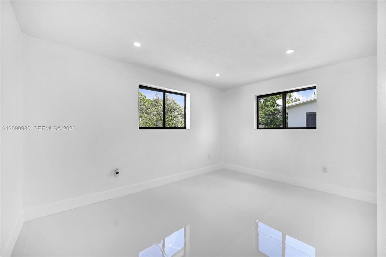 51 NW 161st St , Miami, FL 33169 Photo