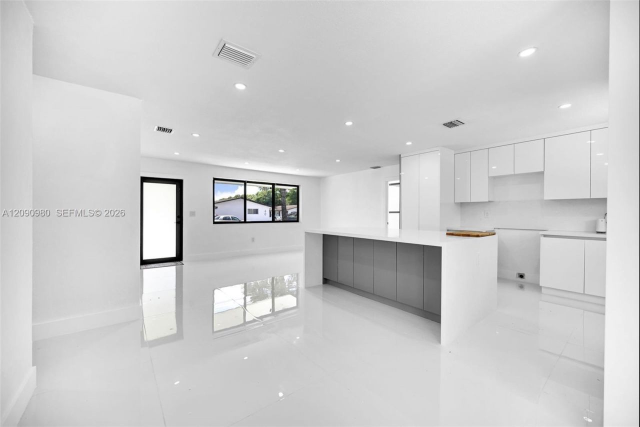 51 NW 161st St , Miami, FL 33169 Photo