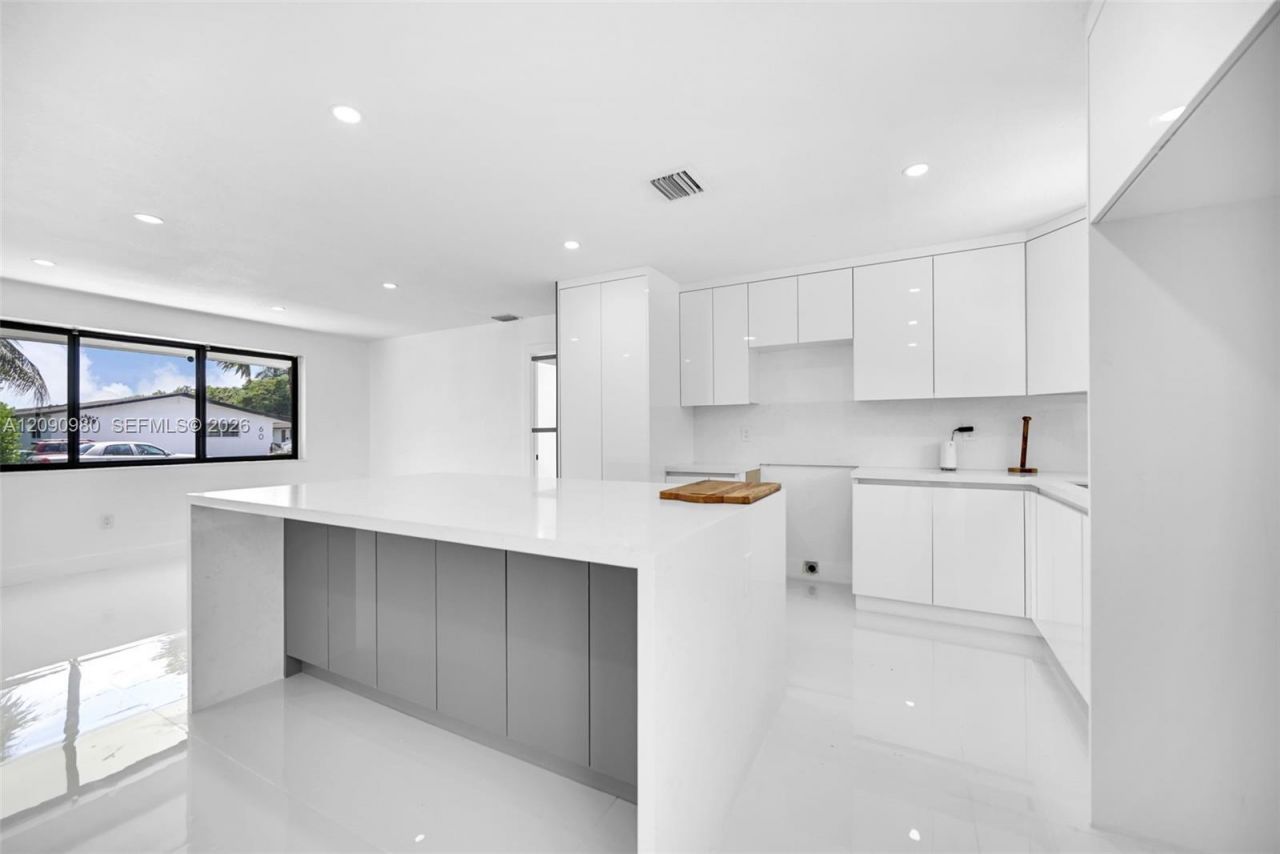 51 NW 161st St , Miami, FL 33169 Photo