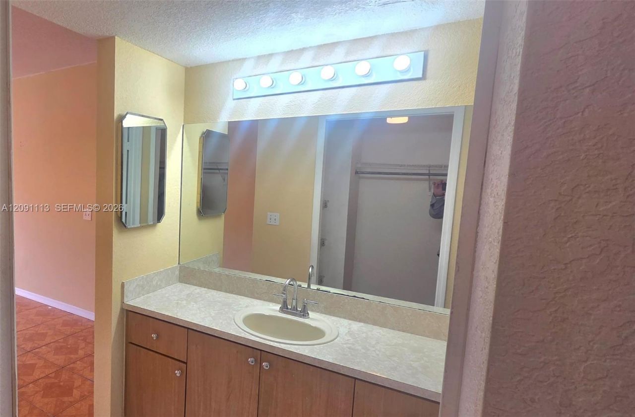 9300 Fontainebleau Blvd , Unit E213, Miami, FL 33172 Photo