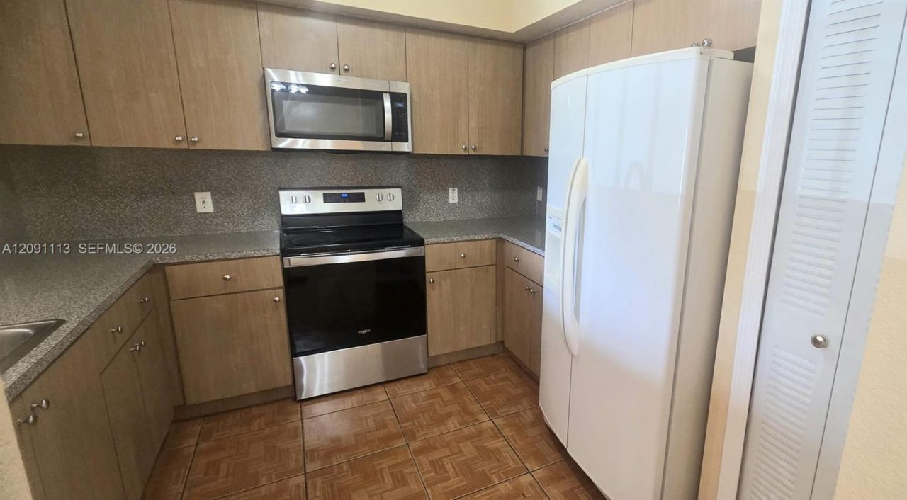 9300 Fontainebleau Blvd , Unit E213, Miami, FL 33172 Photo