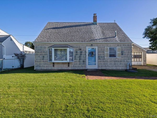 26 Pebble Lane , Levittown, NY 11756