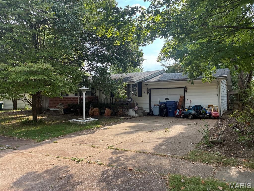 820 Campion Lane , Florissant, MO 63031 Main Photo