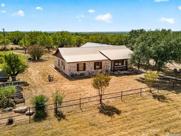 5431 STATE HIGHWAY 173 N, Devine, TX 78016