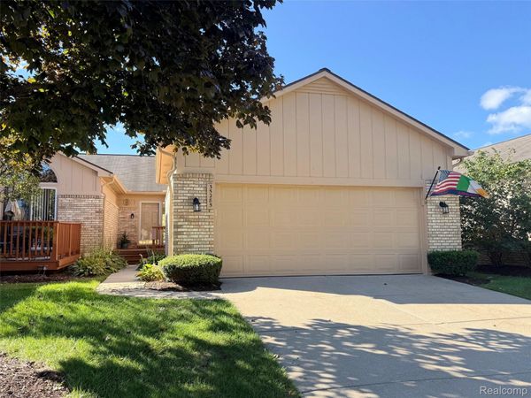 35285 Lone Pine Lane, Farmington Hills, Mi 48335