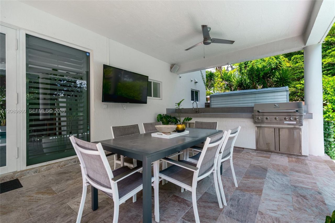 2740 SW 13th St , Miami, FL 33145 Photo