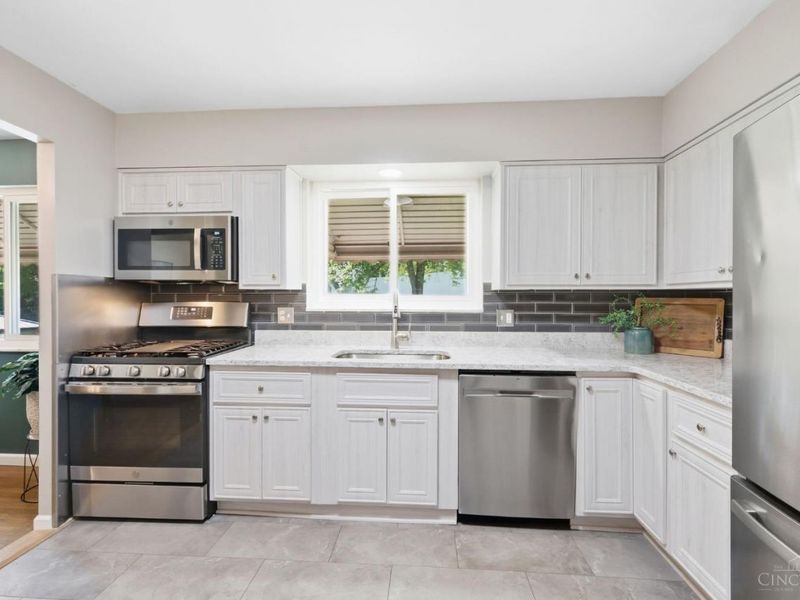 979 Hilliard Drive, Delhi Township, OH 45238 Photo 9