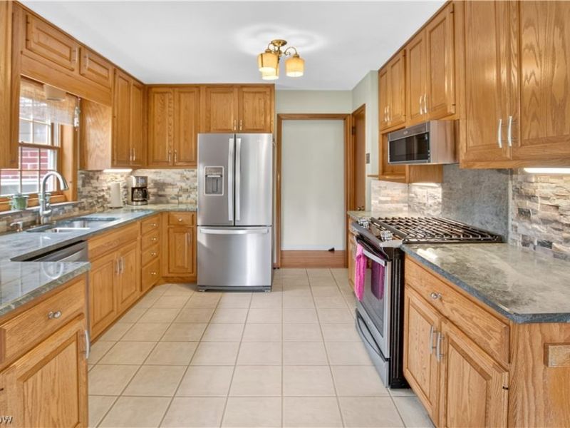 916 Milan Avenue, Amherst, OH 44001 Photo 8