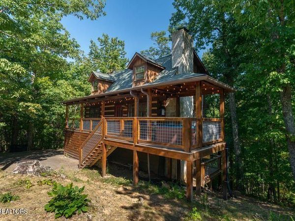 1126 E Foothills Drive, Gatlinburg, TN 37738