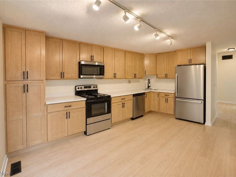 8035 Steven David Drive, Strongsville, OH 44149 Photo 18