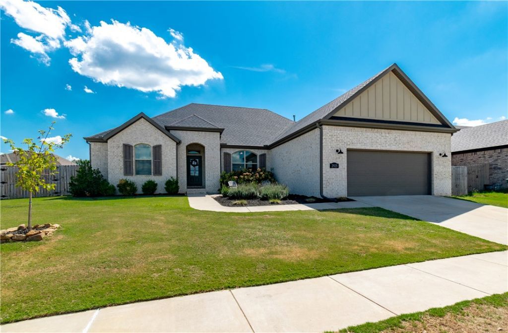 2925 E Bitterroot Street, Fayetteville, AR 72701 Main Photo