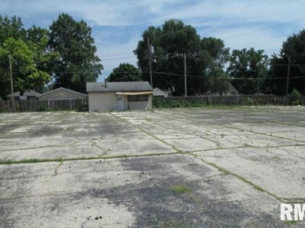 320 S MCLEAN Street, Lincoln, IL 62656
