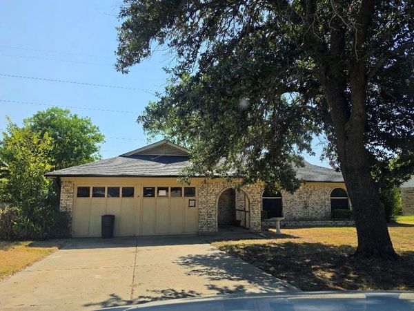 719 Ridgeway Road , Joshua, TX 76058