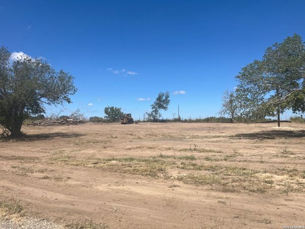 57 Twin Oaks, Floresville, TX 78114