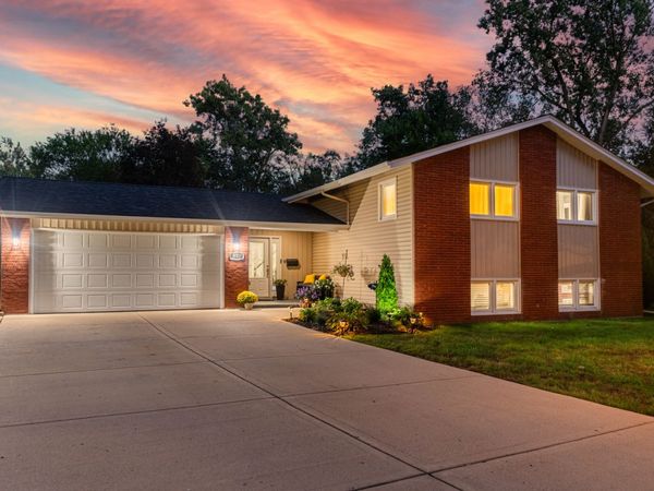 917 E Schirra Drive , Palatine, IL 60074