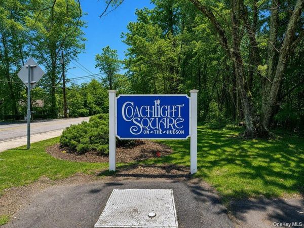5 Coachlight Square, Montrose, NY 10548