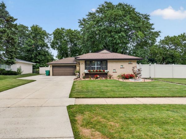 1043 Walter Street , Lemont, IL 60439