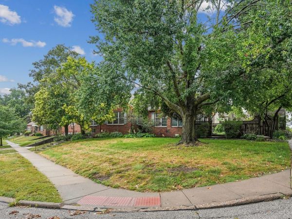 806 W Rusholme Street , Davenport, IA 52804