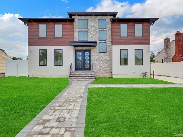 81 E End Avenue, Hicksville, NY 11801