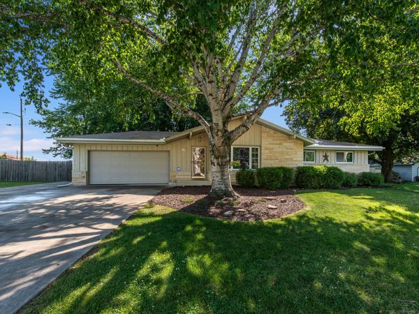 W128N8518 Revere Rd, Menomonee Falls, WI 53051