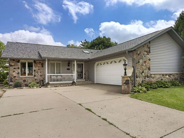 645 W Estate Ct, Elkhorn, WI 53121