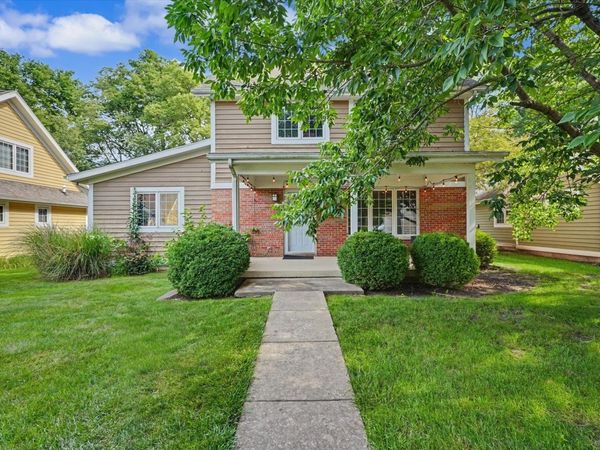 2 Hedgerow Court , Monticello, IL 61856
