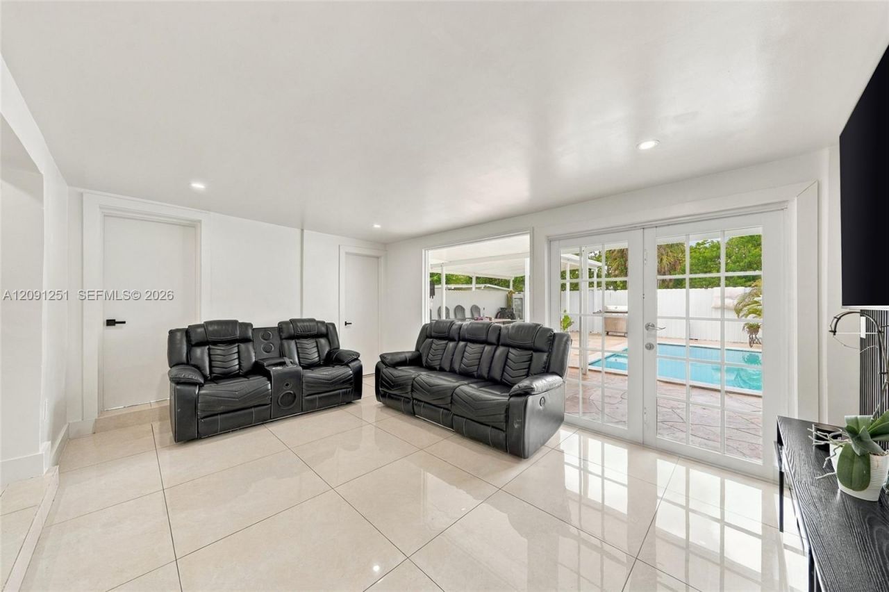 1055 NE 144th St, North Miami, FL 33161 Photo