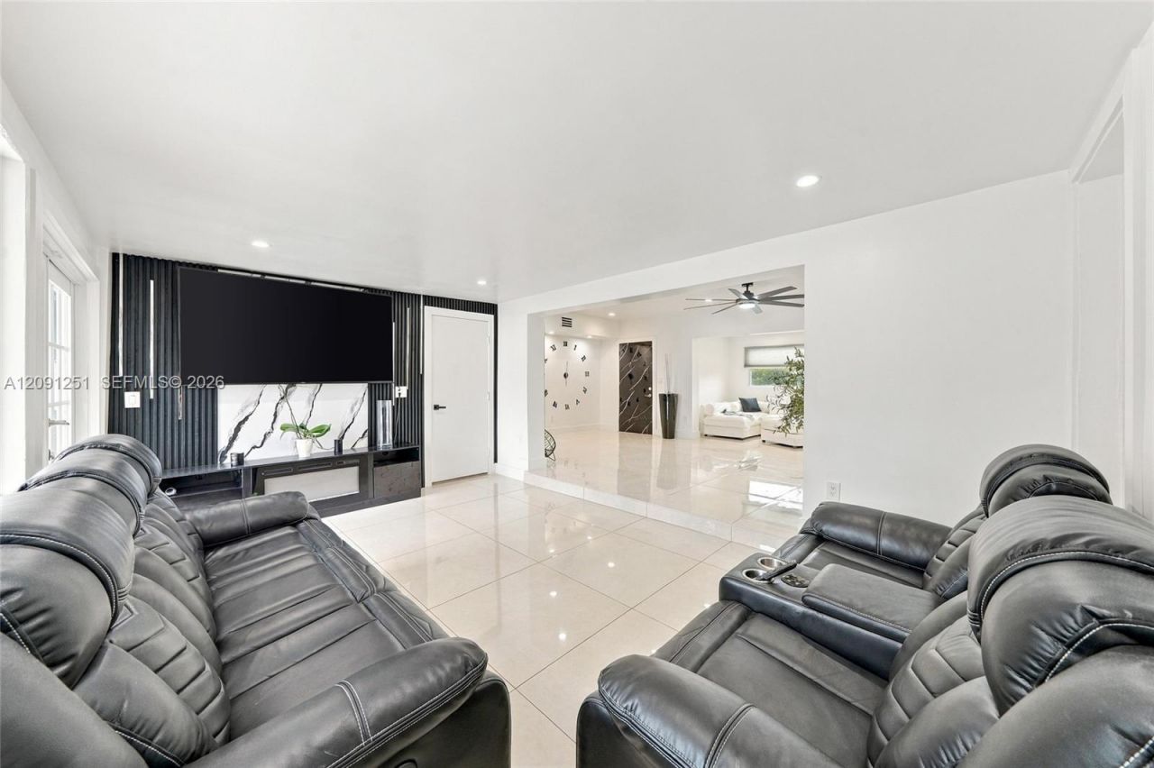 1055 NE 144th St, North Miami, FL 33161 Photo