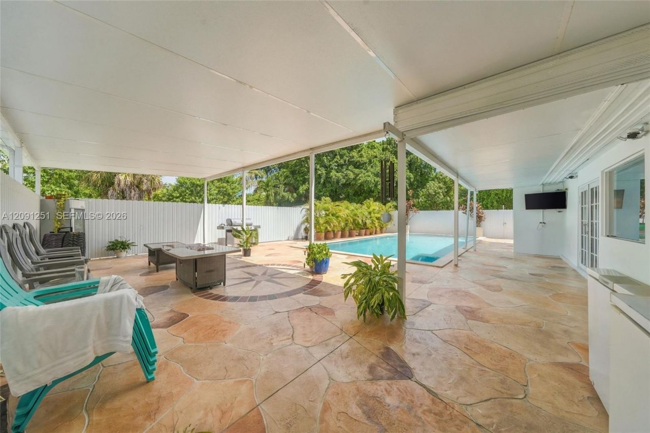 1055 NE 144th St, North Miami, FL 33161 Photo