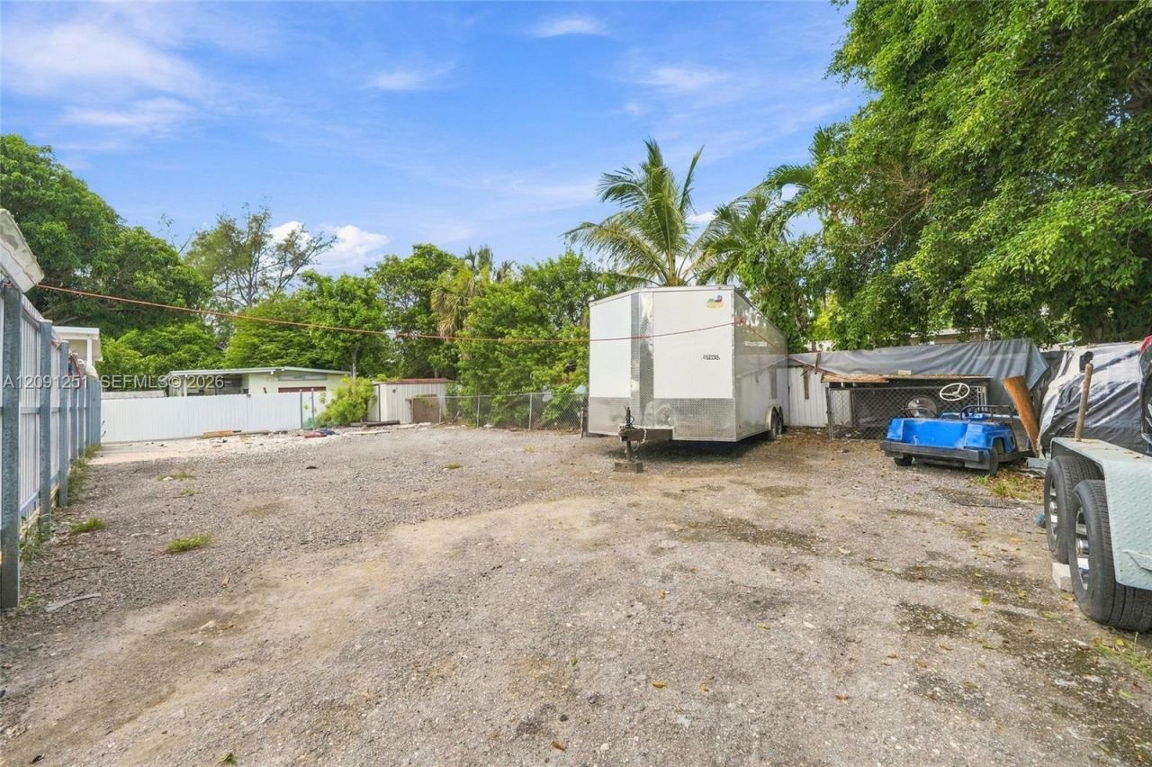 1055 NE 144th St, North Miami, FL 33161 Photo