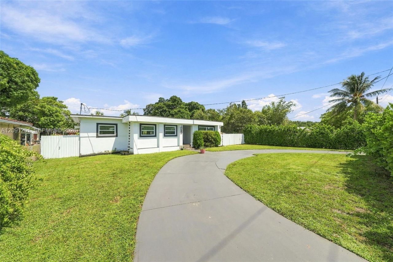 1055 NE 144th St, North Miami, FL 33161 Photo