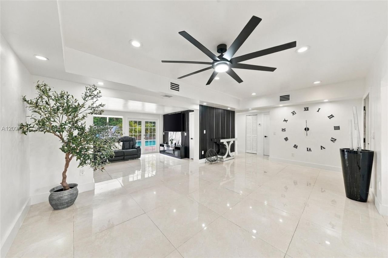 1055 NE 144th St, North Miami, FL 33161 Photo