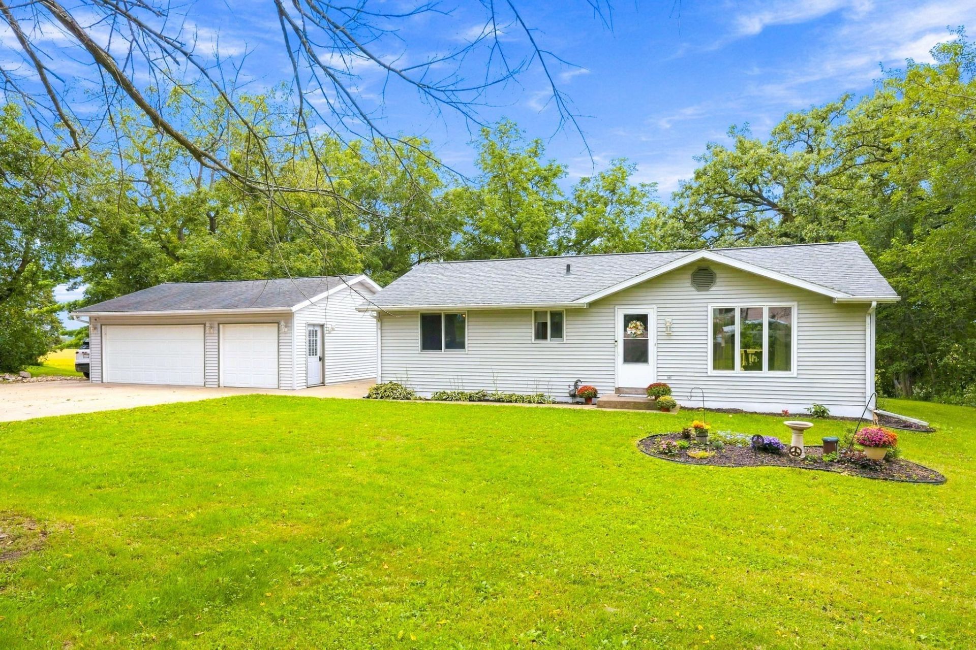 326 E Russell Road, Janesville, WI 53545 Main Photo