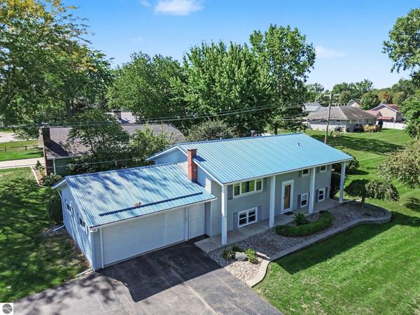 160 Devon Drive, St Louis, MI 48880