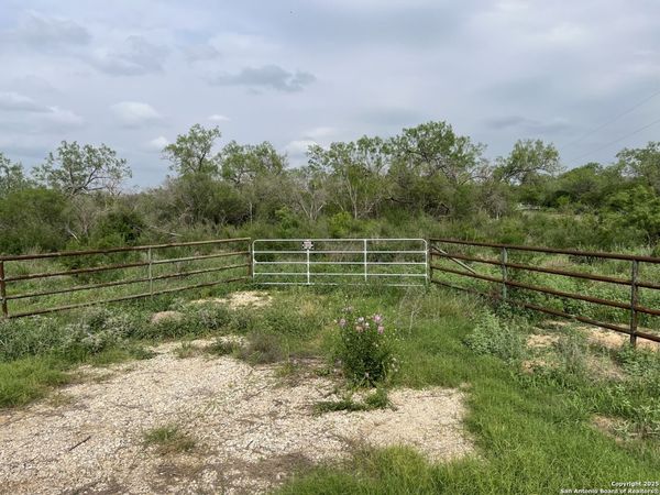 16367 Fm 472, Bigfoot, TX 78005