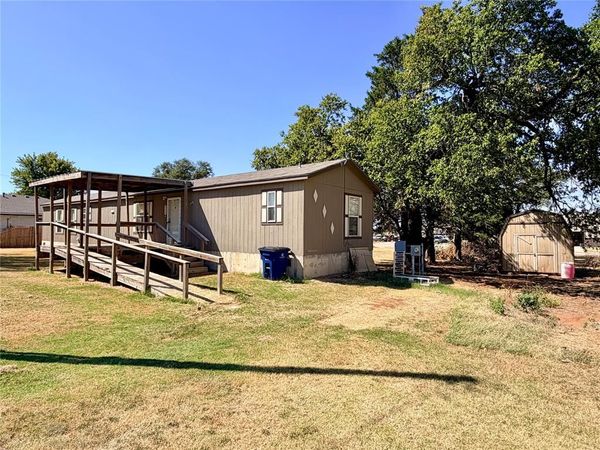 312 S 3rd Street, Waukomis, OK 73773