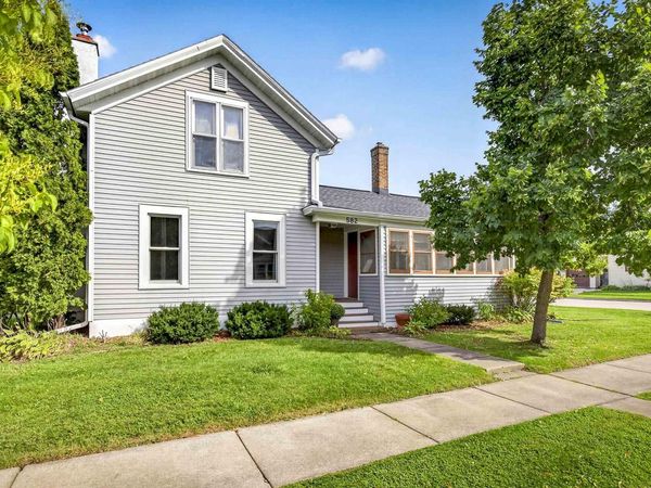 582 OAK STREET, Neenah, WI 54956