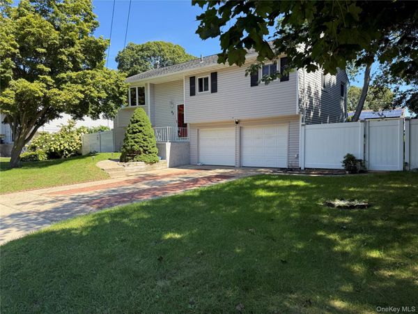 43 Newtown Avenue , Selden, NY 11784