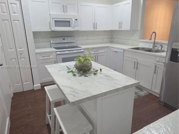 8972 NW 54th St , Sunrise, FL 33351