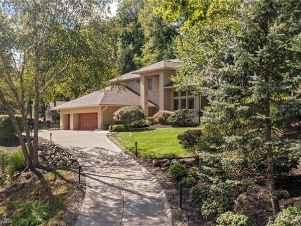 1040 Riverwoods Drive , Akron, OH 44313