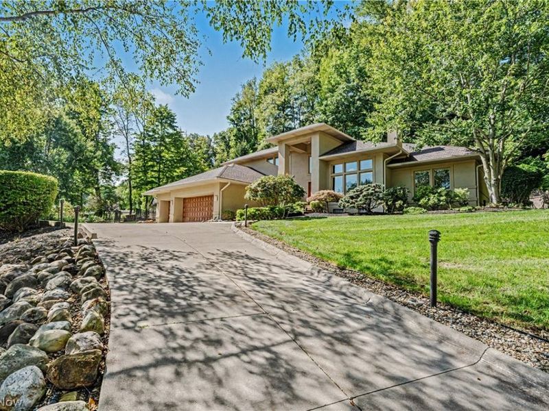 1040 Riverwoods Drive, Akron, OH 44313 Photo 2