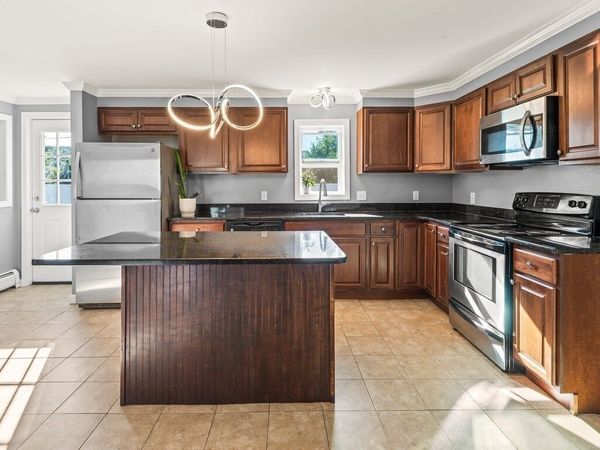 23 Snell St, Sturbridge, MA 01518