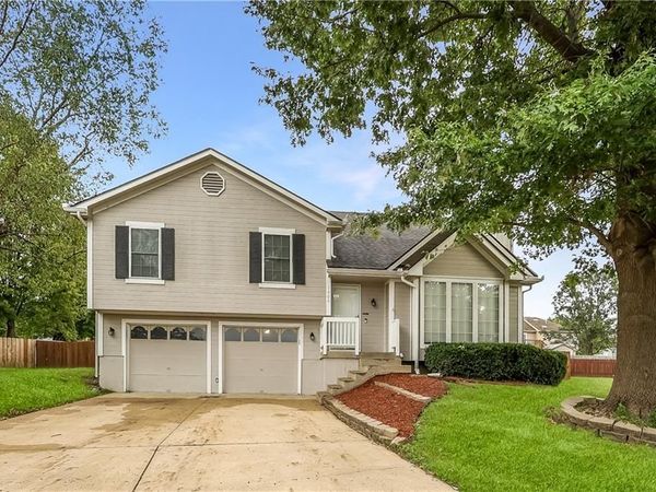 1900 Arapaho Court, Greenwood, MO 64034