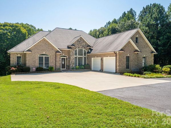 145 Chippawa Drive, Dallas, NC 28034